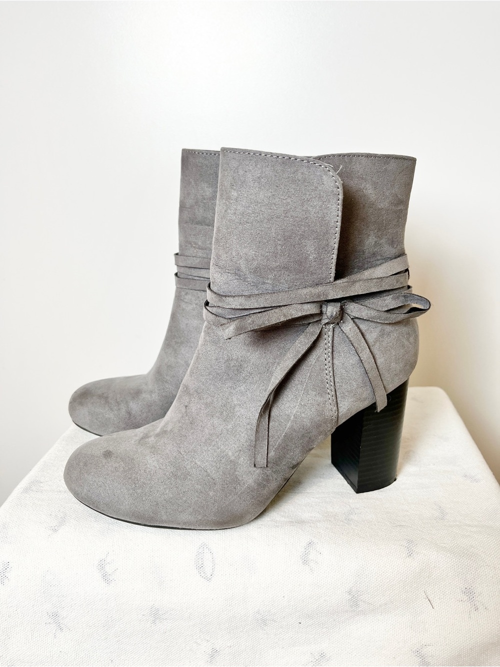 Christian Siriano for Payless Gray Faux Suede Ankle Boots – Boho Tie Strap, Sz 8